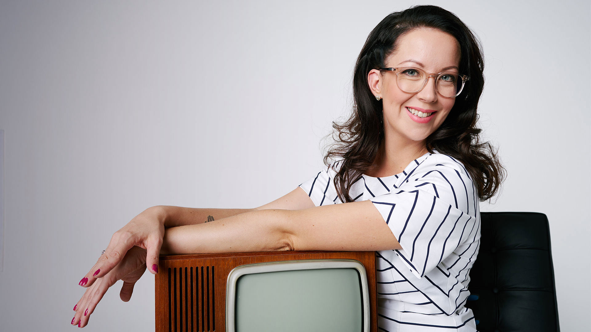 Nainen poseeraa studiossa